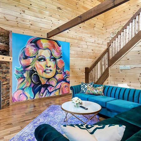 Smokiesboutiquecabins Would Love To Host You At Dolly'S Cute Cabin! 4 Suites With Private Bathrooms - Hot Tub, Fire Pit, Game Room, Resort Pool Open Memorial Day Through Labor Day! Gatlinburg Exteriör bild