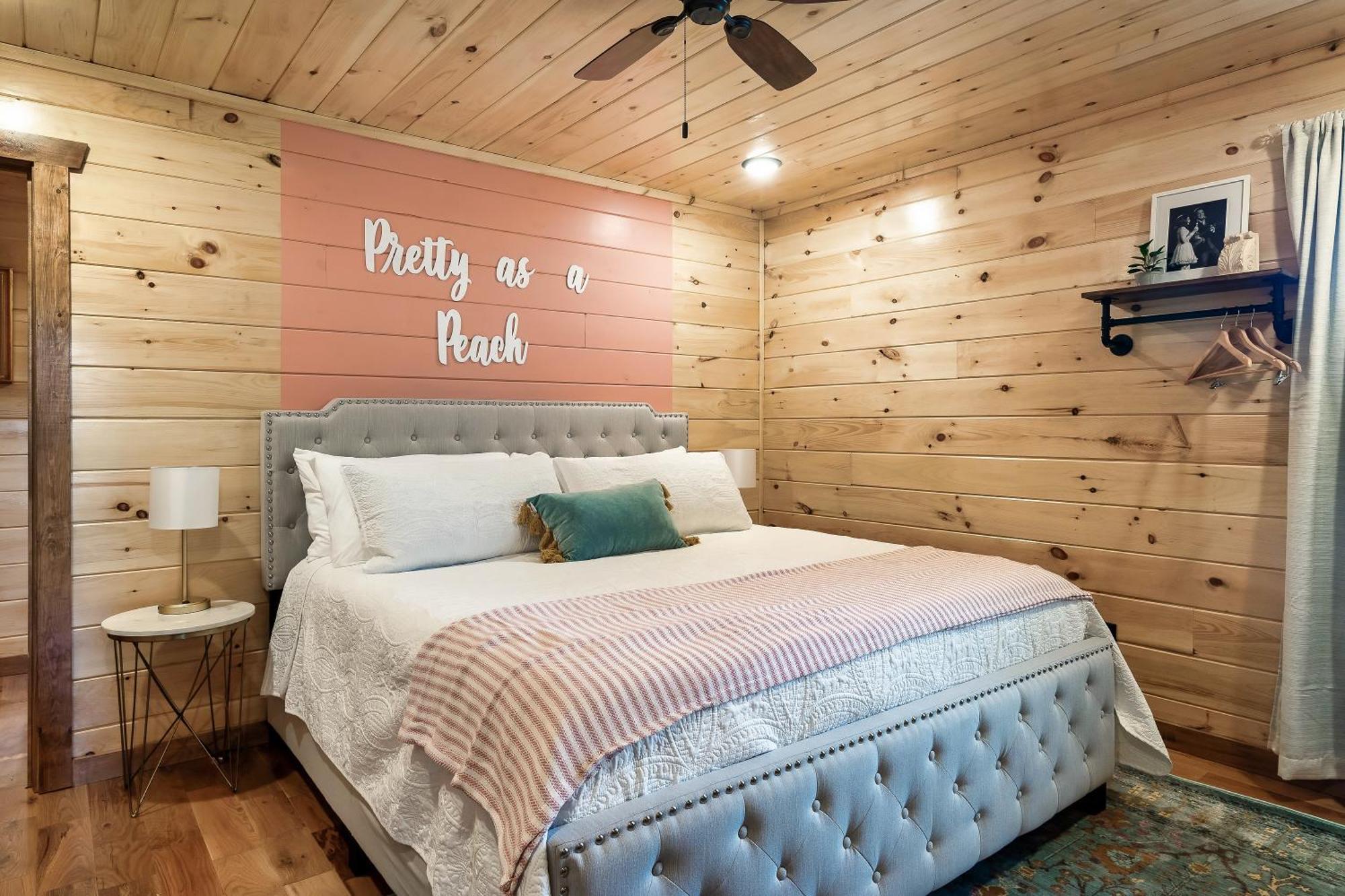 Smokiesboutiquecabins Would Love To Host You At Dolly'S Cute Cabin! 4 Suites With Private Bathrooms - Hot Tub, Fire Pit, Game Room, Resort Pool Open Memorial Day Through Labor Day! Gatlinburg Exteriör bild