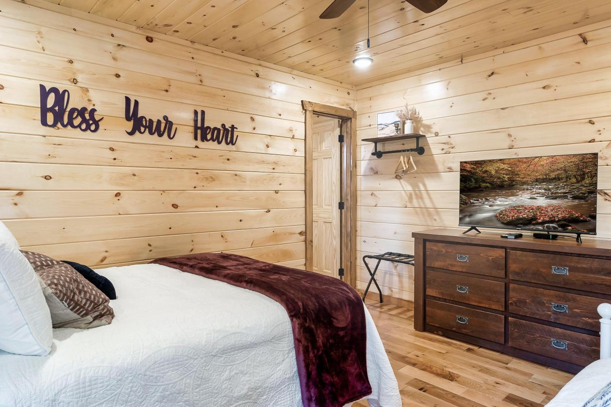 Smokiesboutiquecabins Would Love To Host You At Dolly'S Cute Cabin! 4 Suites With Private Bathrooms - Hot Tub, Fire Pit, Game Room, Resort Pool Open Memorial Day Through Labor Day! Gatlinburg Exteriör bild