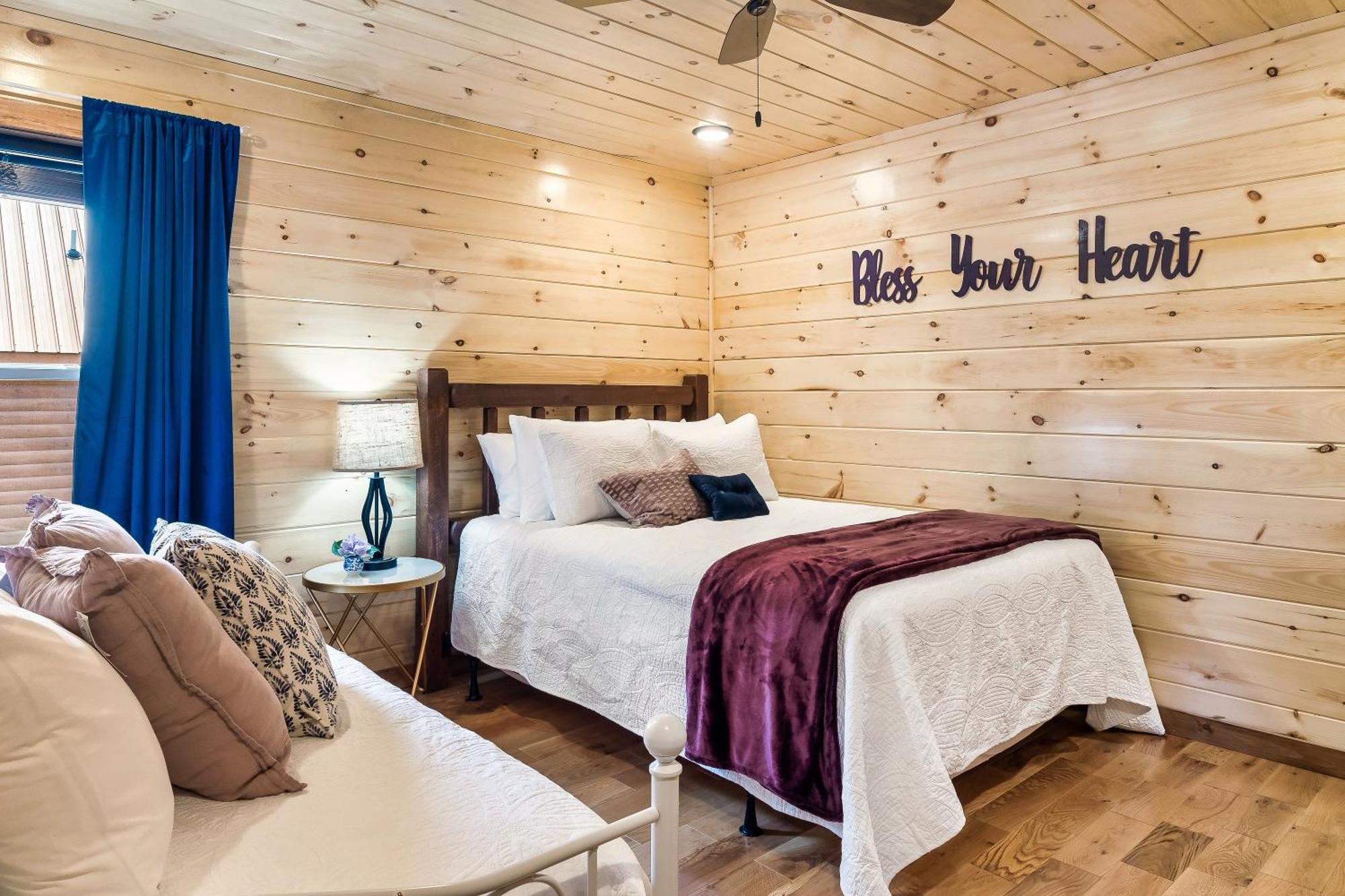 Smokiesboutiquecabins Would Love To Host You At Dolly'S Cute Cabin! 4 Suites With Private Bathrooms - Hot Tub, Fire Pit, Game Room, Resort Pool Open Memorial Day Through Labor Day! Gatlinburg Exteriör bild