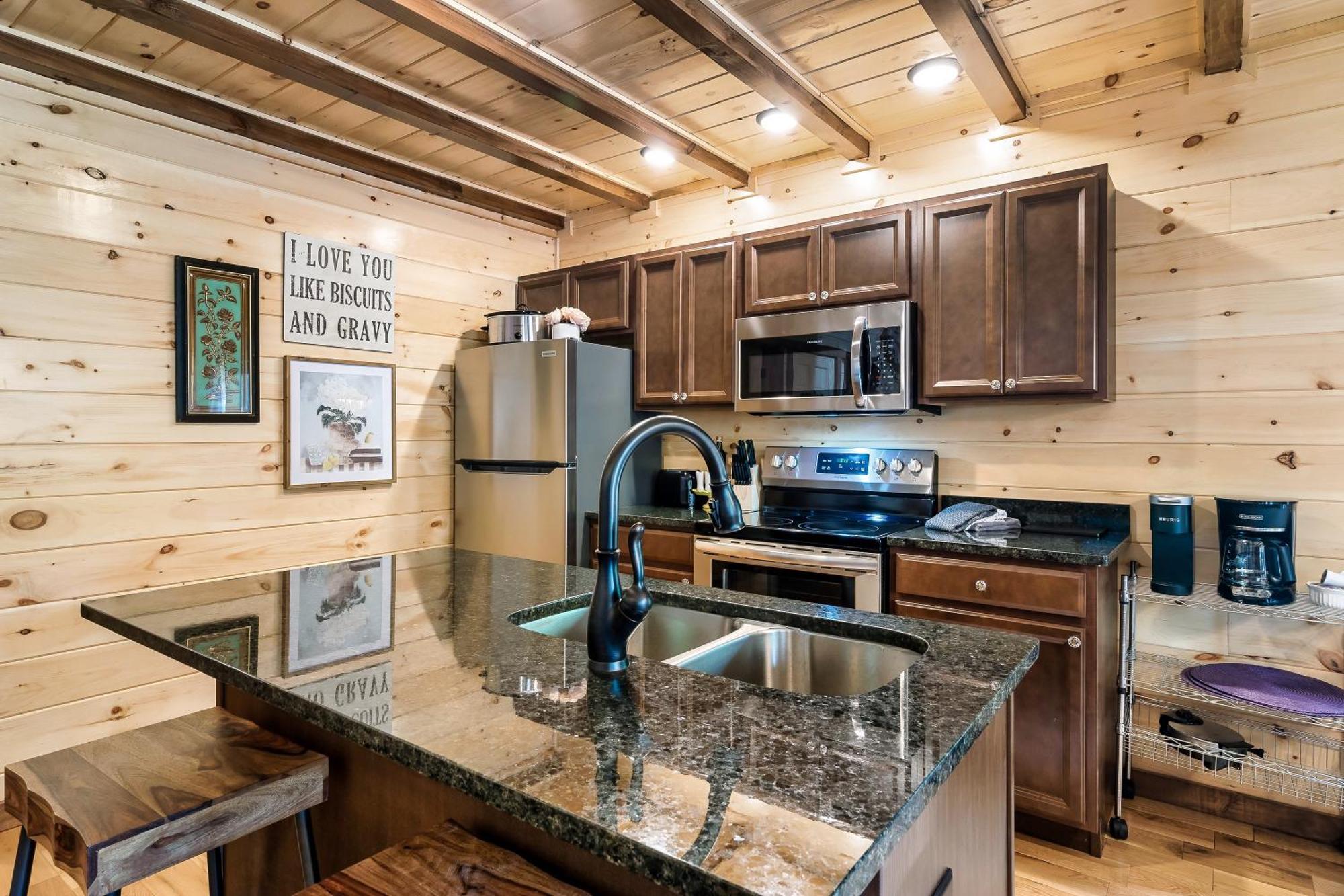 Smokiesboutiquecabins Would Love To Host You At Dolly'S Cute Cabin! 4 Suites With Private Bathrooms - Hot Tub, Fire Pit, Game Room, Resort Pool Open Memorial Day Through Labor Day! Gatlinburg Exteriör bild