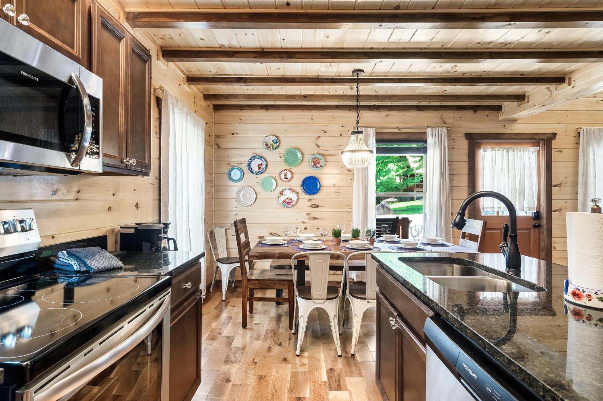 Smokiesboutiquecabins Would Love To Host You At Dolly'S Cute Cabin! 4 Suites With Private Bathrooms - Hot Tub, Fire Pit, Game Room, Resort Pool Open Memorial Day Through Labor Day! Gatlinburg Exteriör bild