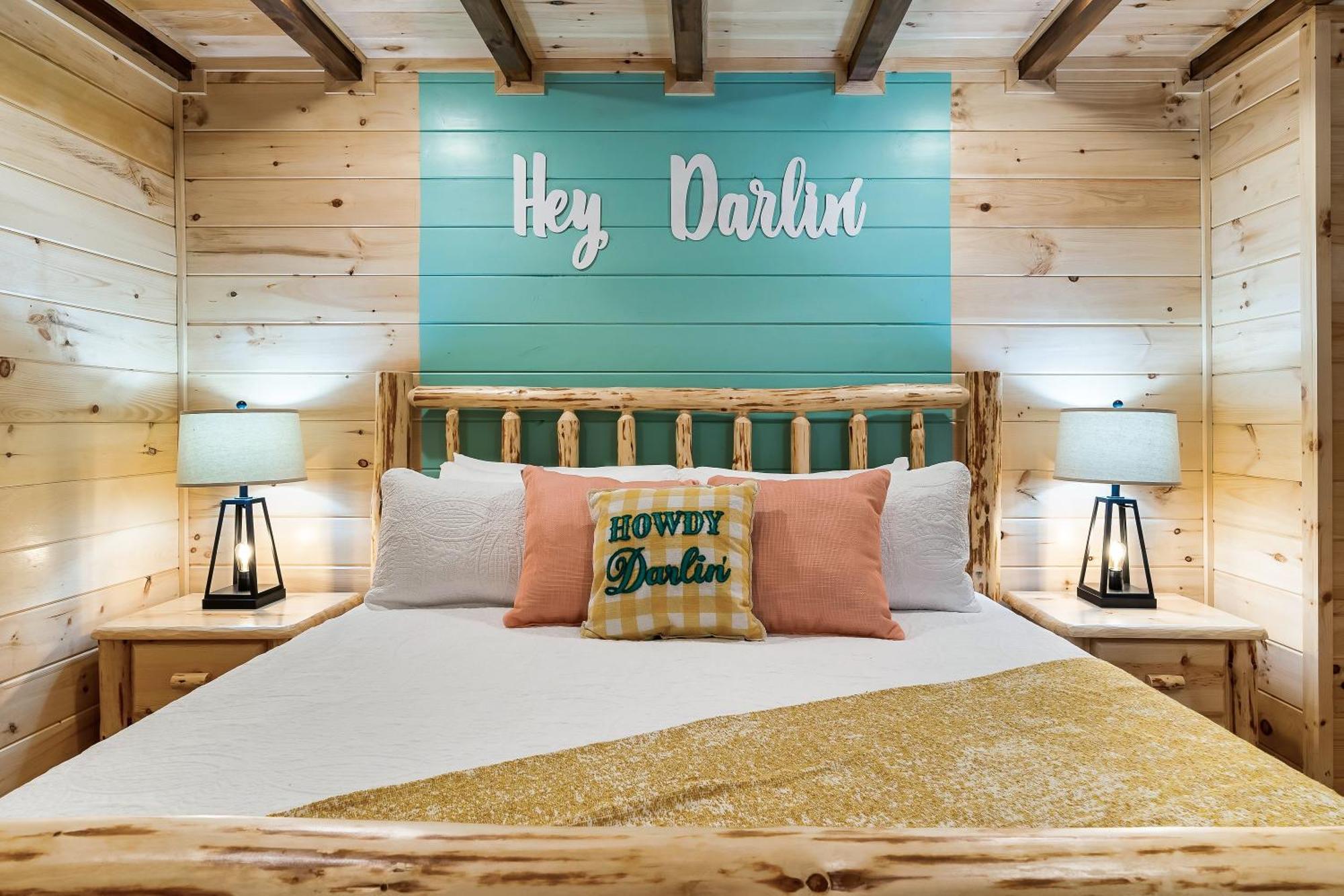 Smokiesboutiquecabins Would Love To Host You At Dolly'S Cute Cabin! 4 Suites With Private Bathrooms - Hot Tub, Fire Pit, Game Room, Resort Pool Open Memorial Day Through Labor Day! Gatlinburg Exteriör bild