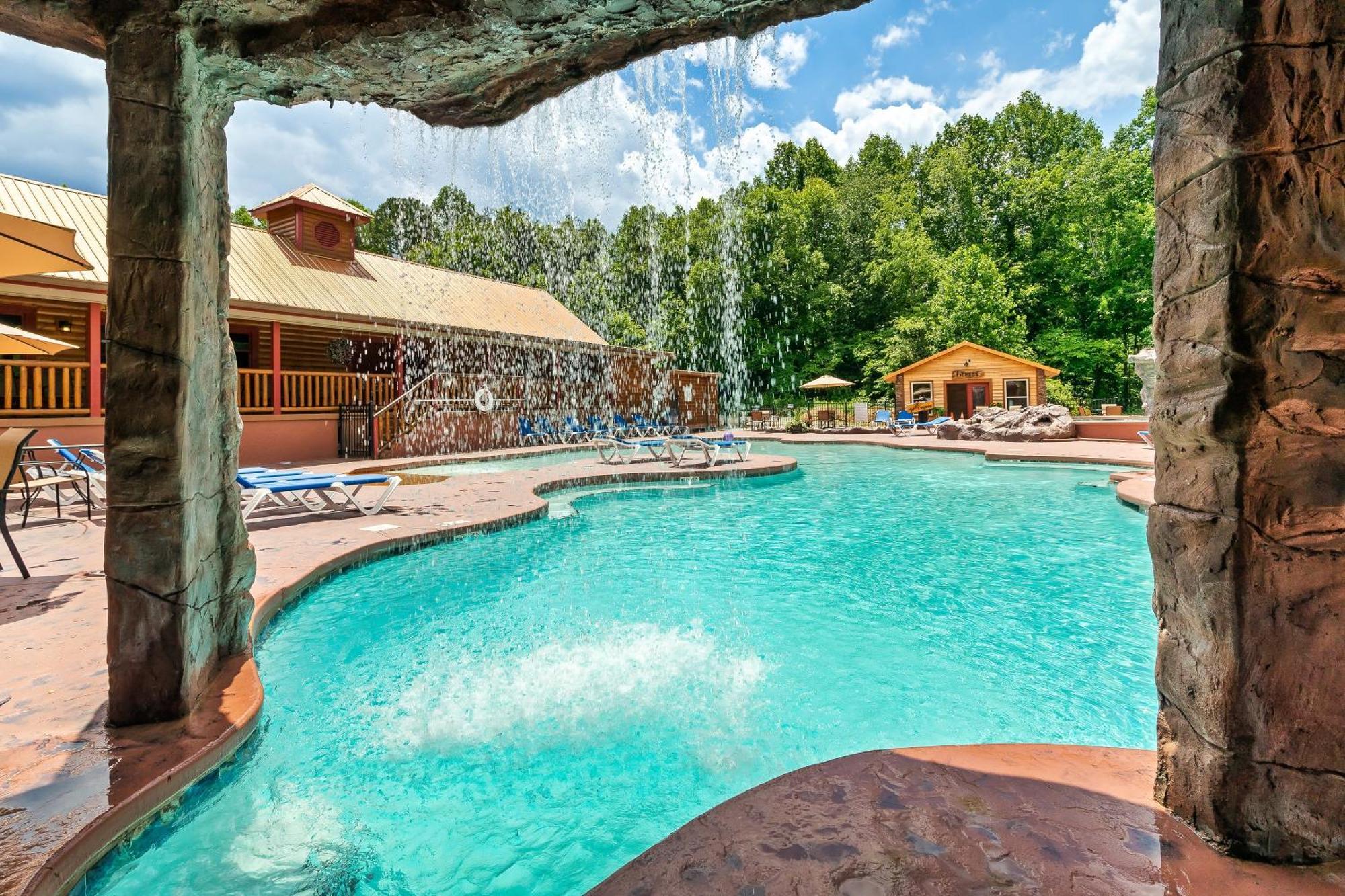 Smokiesboutiquecabins Would Love To Host You At Dolly'S Cute Cabin! 4 Suites With Private Bathrooms - Hot Tub, Fire Pit, Game Room, Resort Pool Open Memorial Day Through Labor Day! Gatlinburg Exteriör bild
