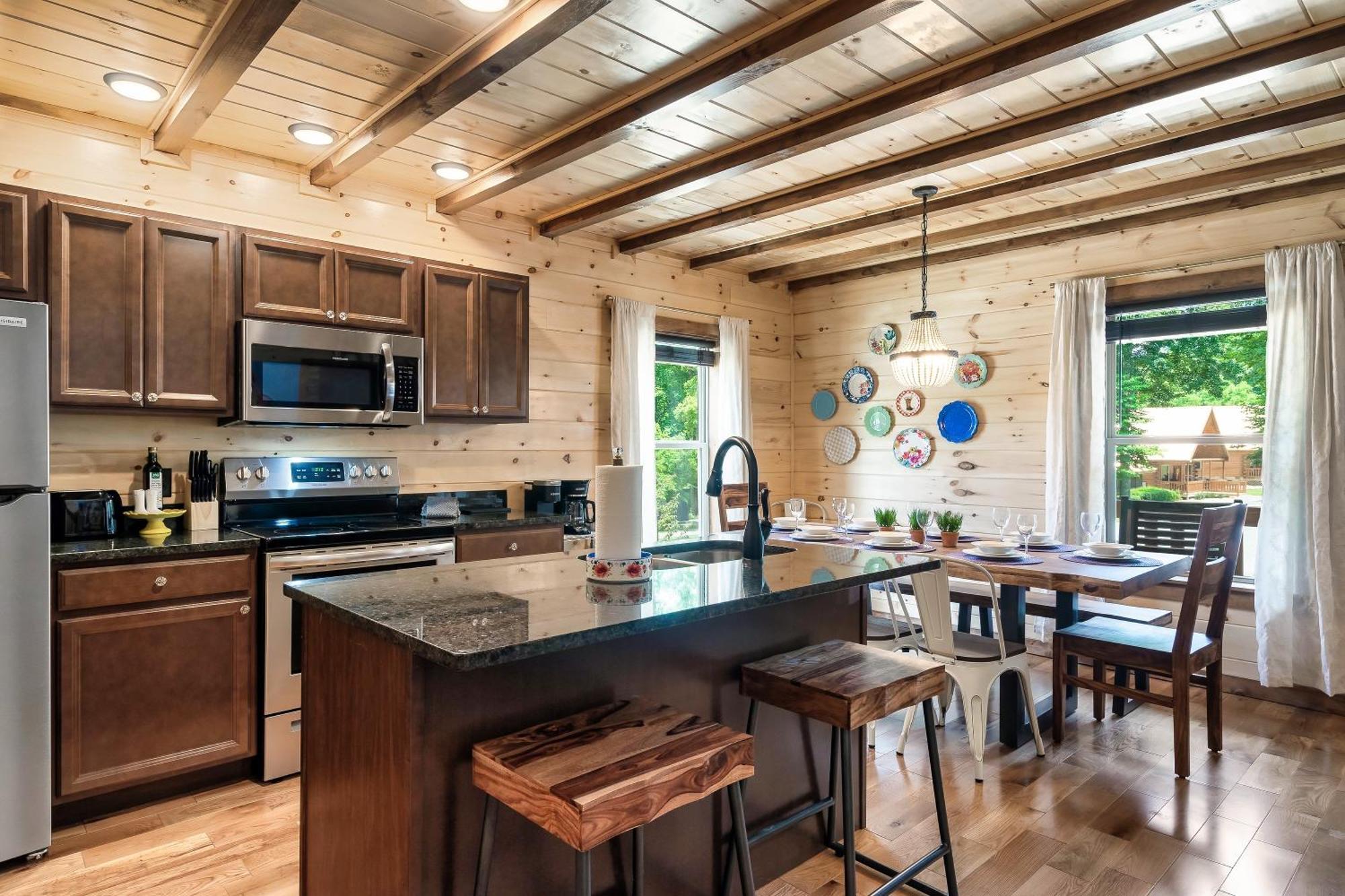 Smokiesboutiquecabins Would Love To Host You At Dolly'S Cute Cabin! 4 Suites With Private Bathrooms - Hot Tub, Fire Pit, Game Room, Resort Pool Open Memorial Day Through Labor Day! Gatlinburg Exteriör bild