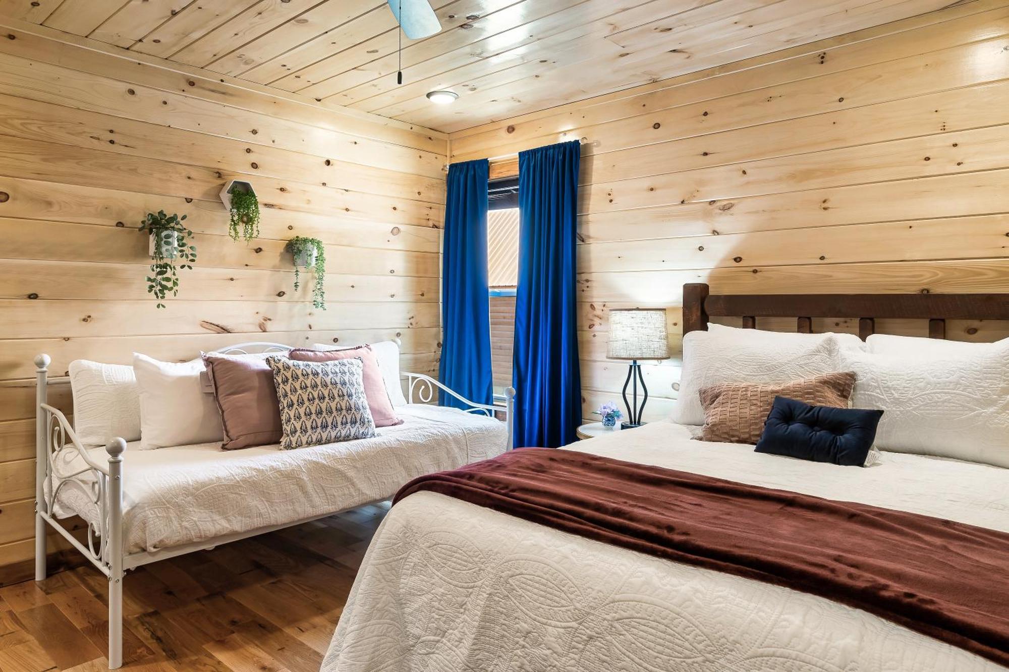 Smokiesboutiquecabins Would Love To Host You At Dolly'S Cute Cabin! 4 Suites With Private Bathrooms - Hot Tub, Fire Pit, Game Room, Resort Pool Open Memorial Day Through Labor Day! Gatlinburg Exteriör bild