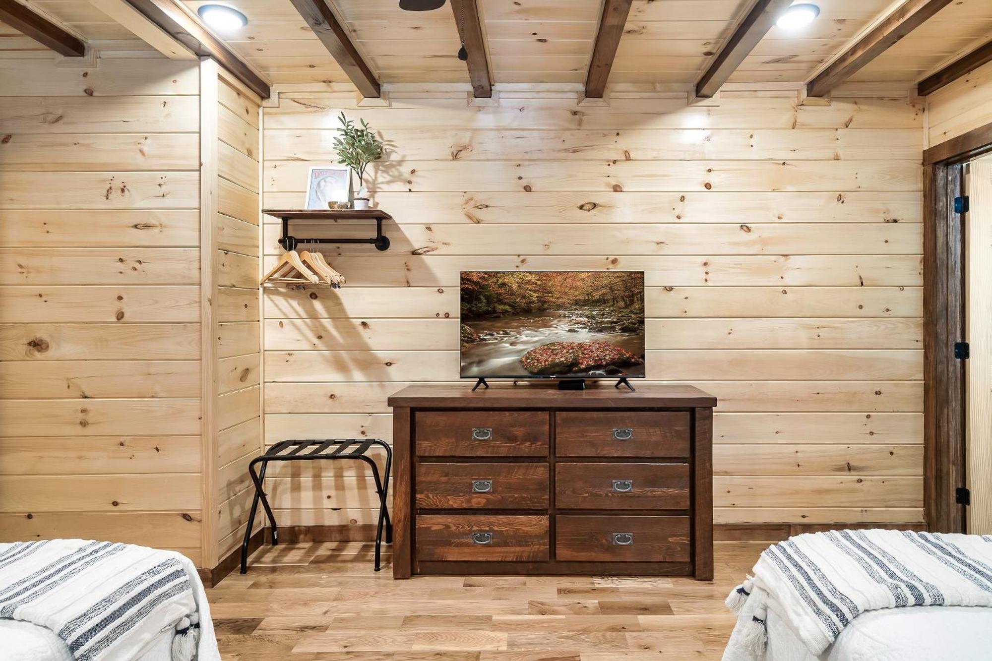 Smokiesboutiquecabins Would Love To Host You At Dolly'S Cute Cabin! 4 Suites With Private Bathrooms - Hot Tub, Fire Pit, Game Room, Resort Pool Open Memorial Day Through Labor Day! Gatlinburg Exteriör bild