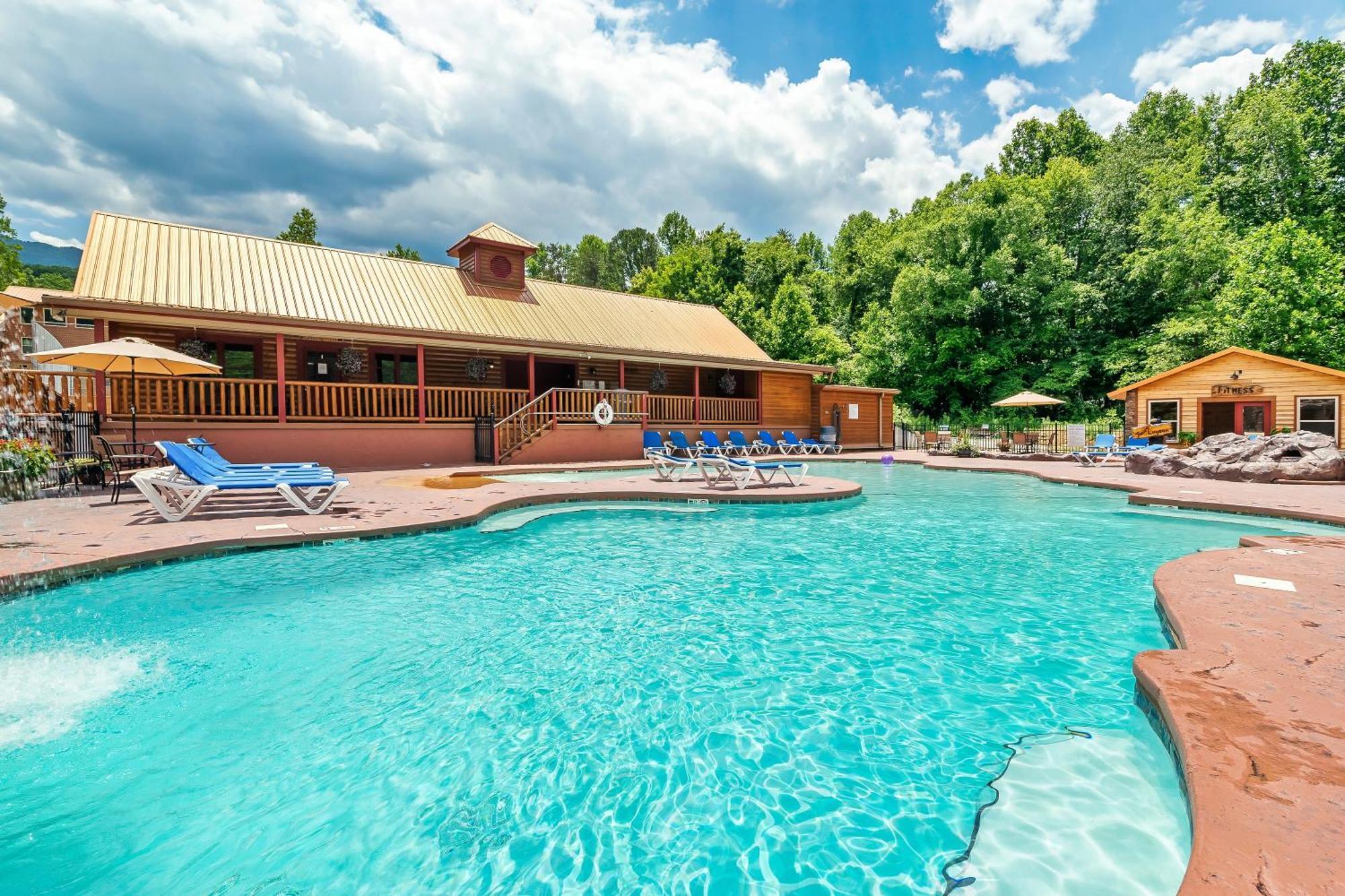 Smokiesboutiquecabins Would Love To Host You At Dolly'S Cute Cabin! 4 Suites With Private Bathrooms - Hot Tub, Fire Pit, Game Room, Resort Pool Open Memorial Day Through Labor Day! Gatlinburg Exteriör bild