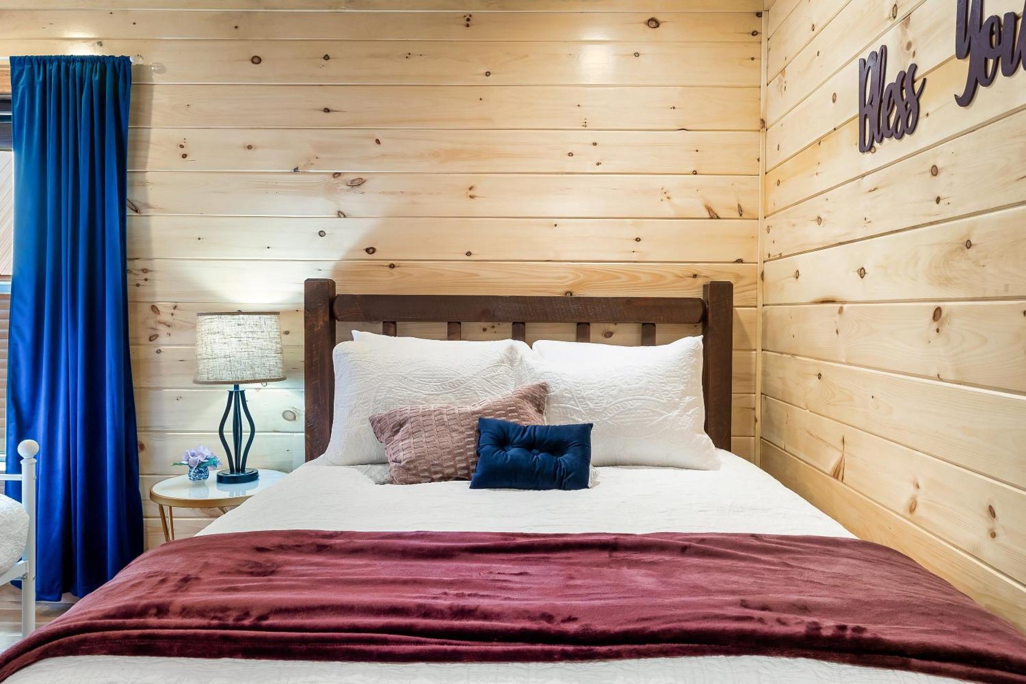 Smokiesboutiquecabins Would Love To Host You At Dolly'S Cute Cabin! 4 Suites With Private Bathrooms - Hot Tub, Fire Pit, Game Room, Resort Pool Open Memorial Day Through Labor Day! Gatlinburg Exteriör bild