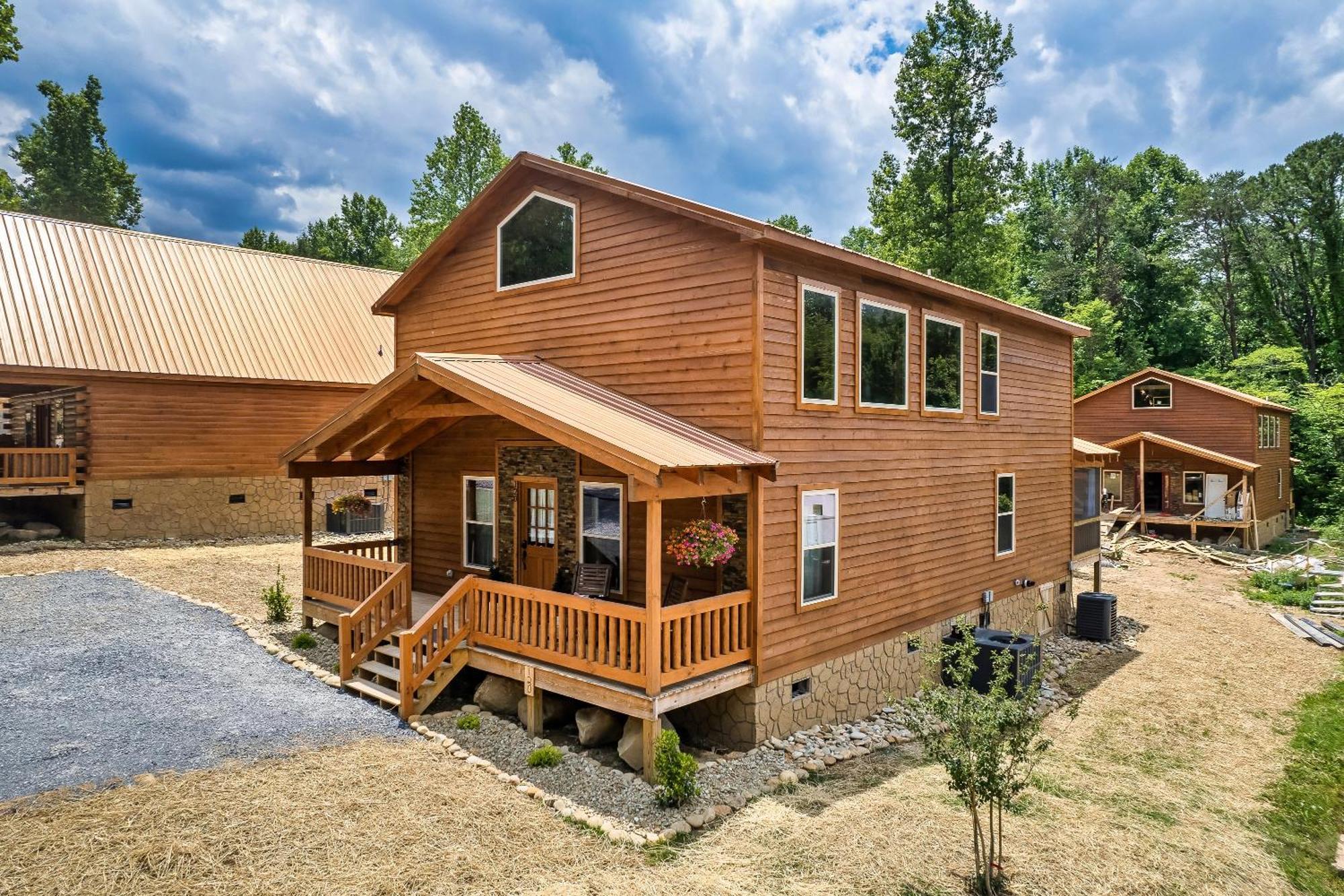 Smokiesboutiquecabins Would Love To Host You At Dolly'S Cute Cabin! 4 Suites With Private Bathrooms - Hot Tub, Fire Pit, Game Room, Resort Pool Open Memorial Day Through Labor Day! Gatlinburg Exteriör bild