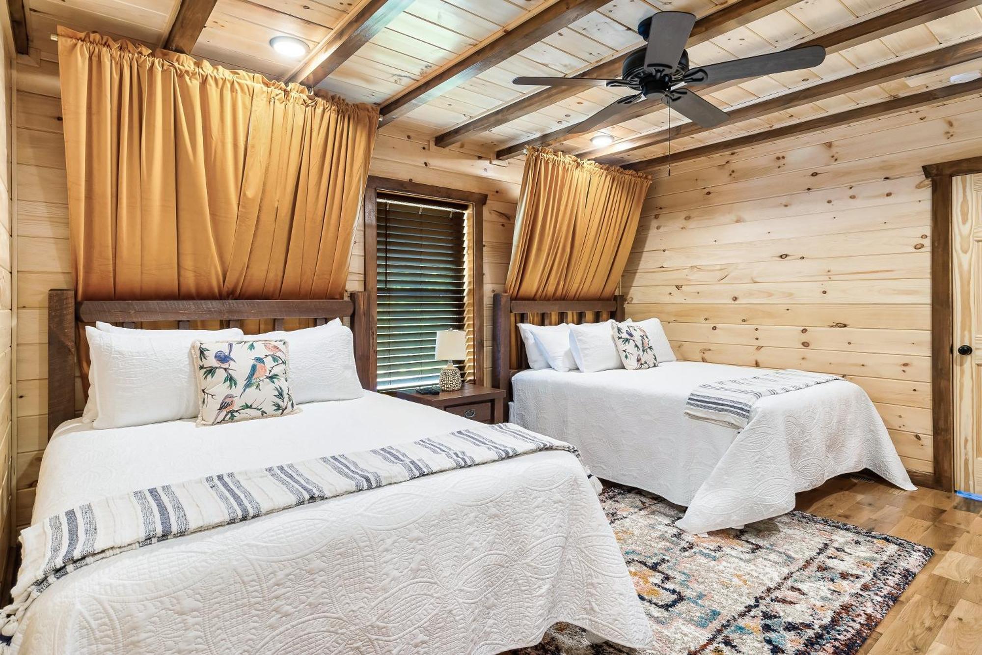 Smokiesboutiquecabins Would Love To Host You At Dolly'S Cute Cabin! 4 Suites With Private Bathrooms - Hot Tub, Fire Pit, Game Room, Resort Pool Open Memorial Day Through Labor Day! Gatlinburg Exteriör bild