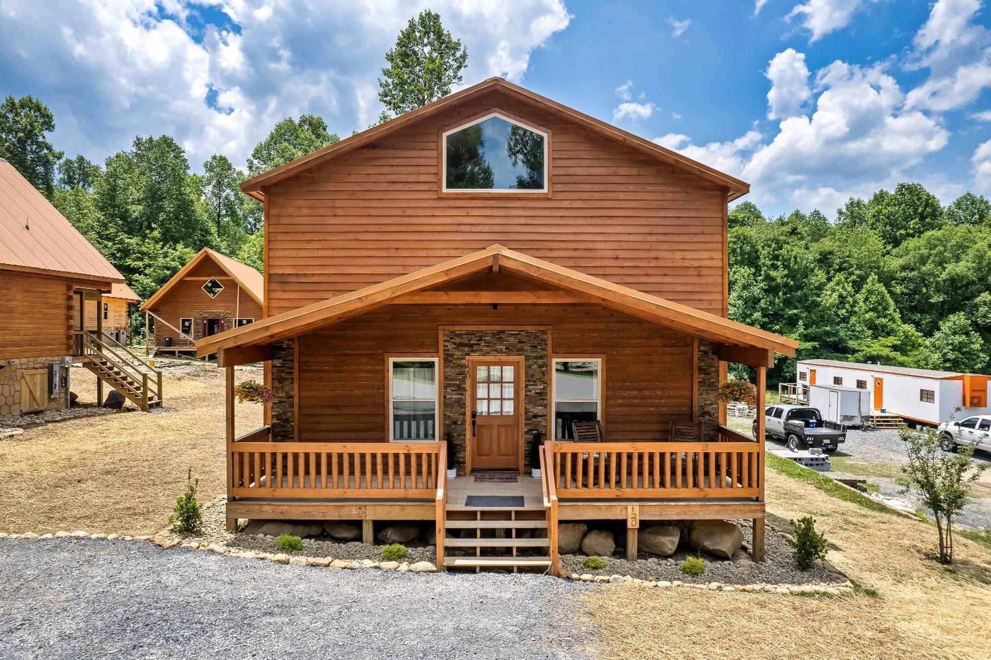 Smokiesboutiquecabins Would Love To Host You At Dolly'S Cute Cabin! 4 Suites With Private Bathrooms - Hot Tub, Fire Pit, Game Room, Resort Pool Open Memorial Day Through Labor Day! Gatlinburg Exteriör bild