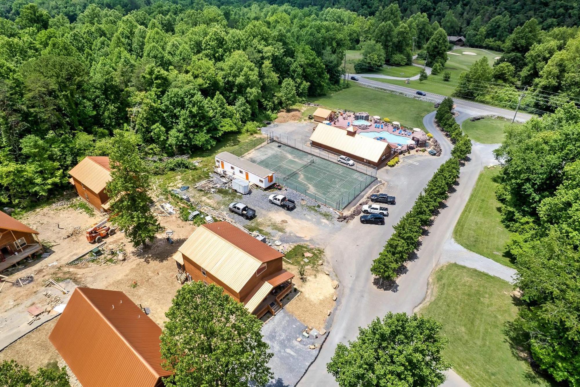 Smokiesboutiquecabins Would Love To Host You At Dolly'S Cute Cabin! 4 Suites With Private Bathrooms - Hot Tub, Fire Pit, Game Room, Resort Pool Open Memorial Day Through Labor Day! Gatlinburg Exteriör bild