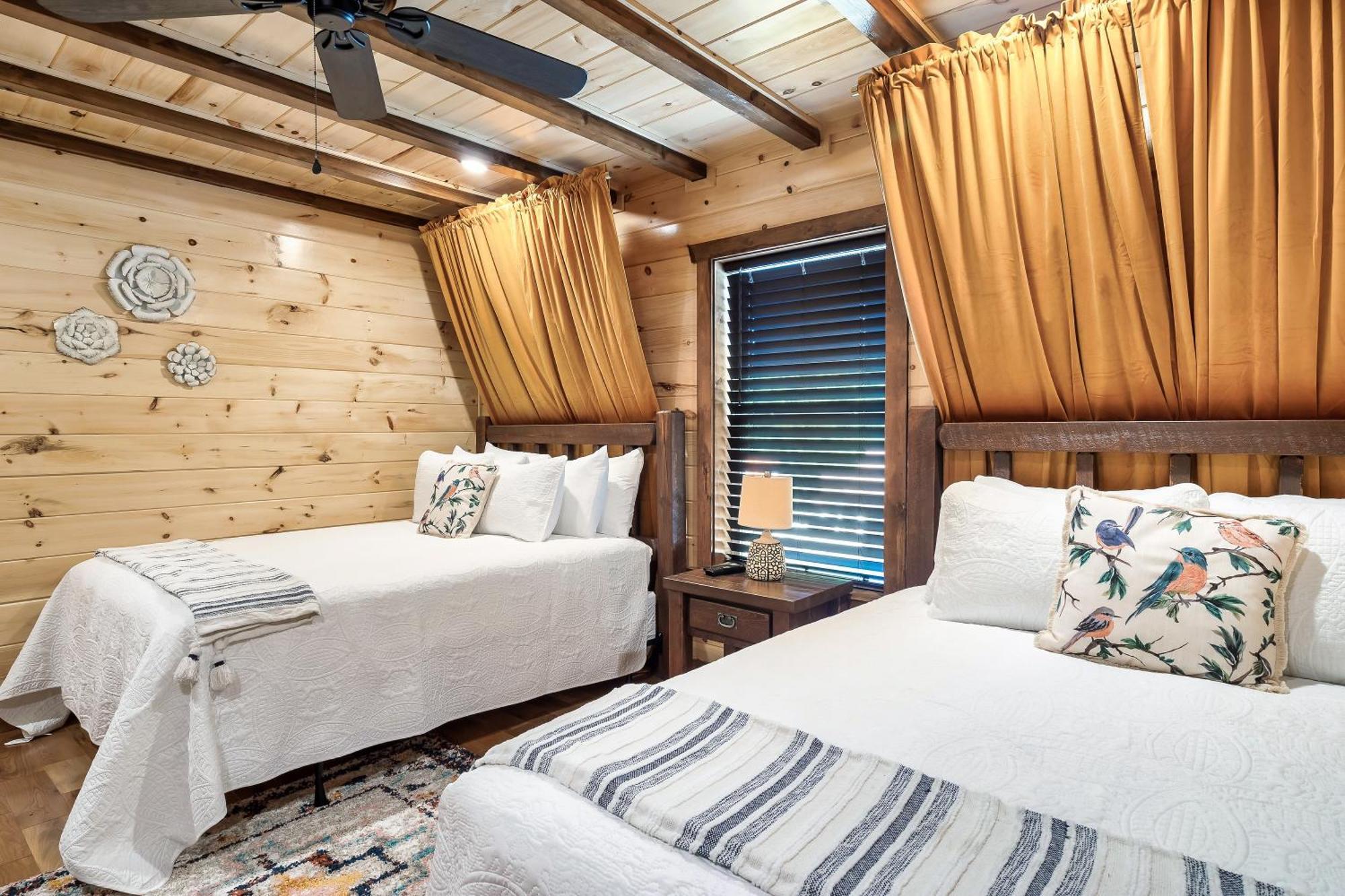 Smokiesboutiquecabins Would Love To Host You At Dolly'S Cute Cabin! 4 Suites With Private Bathrooms - Hot Tub, Fire Pit, Game Room, Resort Pool Open Memorial Day Through Labor Day! Gatlinburg Exteriör bild