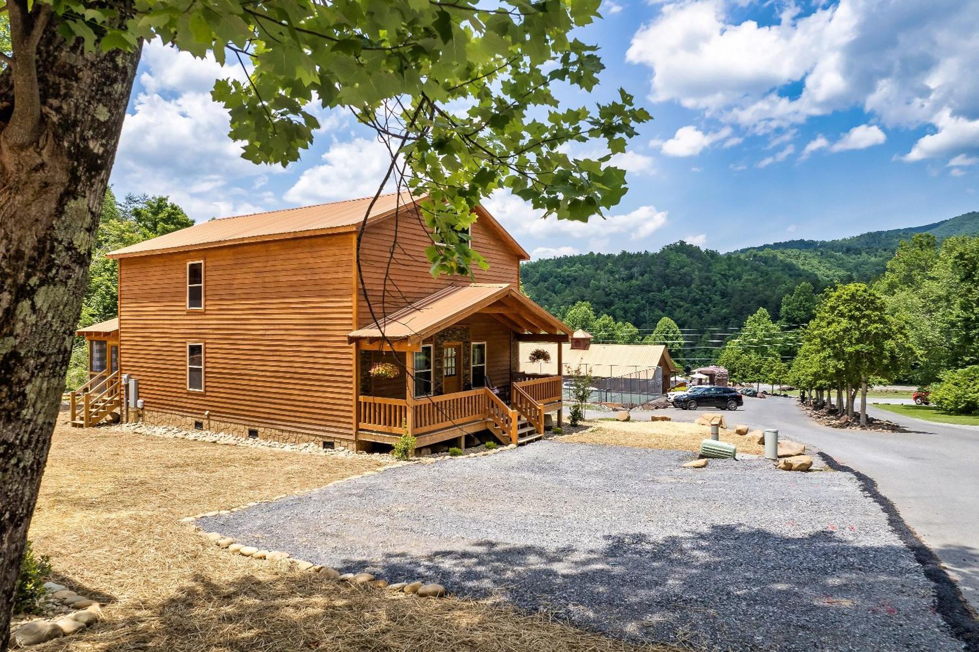 Smokiesboutiquecabins Would Love To Host You At Dolly'S Cute Cabin! 4 Suites With Private Bathrooms - Hot Tub, Fire Pit, Game Room, Resort Pool Open Memorial Day Through Labor Day! Gatlinburg Exteriör bild