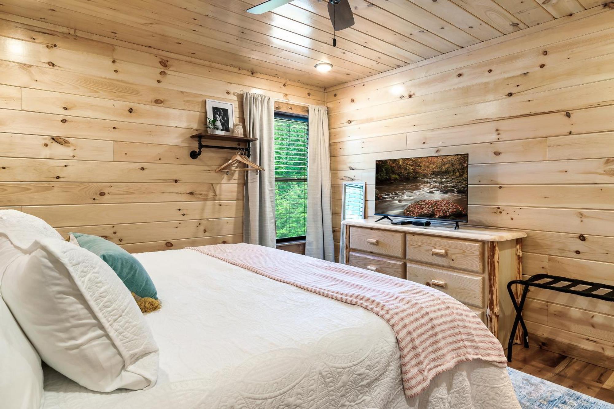 Smokiesboutiquecabins Would Love To Host You At Dolly'S Cute Cabin! 4 Suites With Private Bathrooms - Hot Tub, Fire Pit, Game Room, Resort Pool Open Memorial Day Through Labor Day! Gatlinburg Exteriör bild